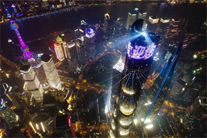 The love in Shanghai： the combination of tradition and modernity